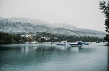 Boote die während des Winters auf einem See liegen.