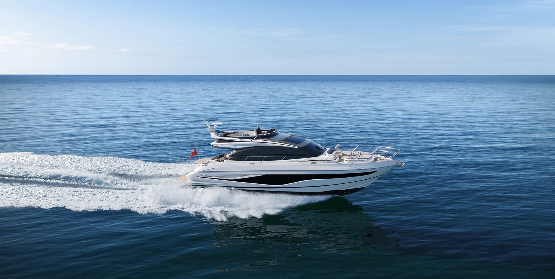 Luxuriöse Princess S65 Motorjacht fährt bei ruhigem, blauen Meer und klarem Himmel und hinterlässt eine weiße Gischtspur. Die elegante Princess S65 beeindruckt mit ihren modernen Linien und dem großzügigen Sonnendeck, das Komfort und Stil auf offener See verkörpert.