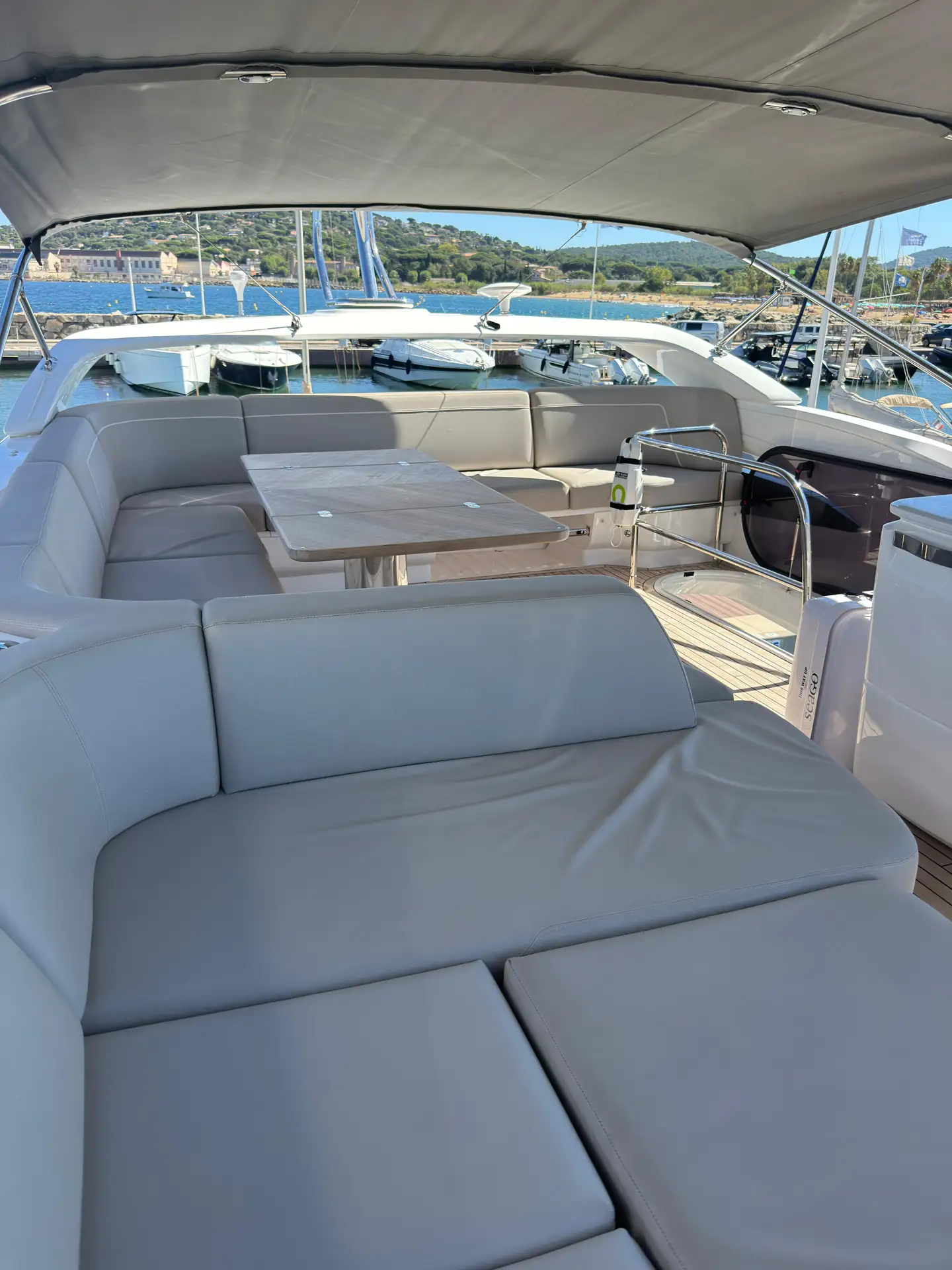 09_Avcon_Yacht_F55_202_Flybridge_Lounge_And_Table