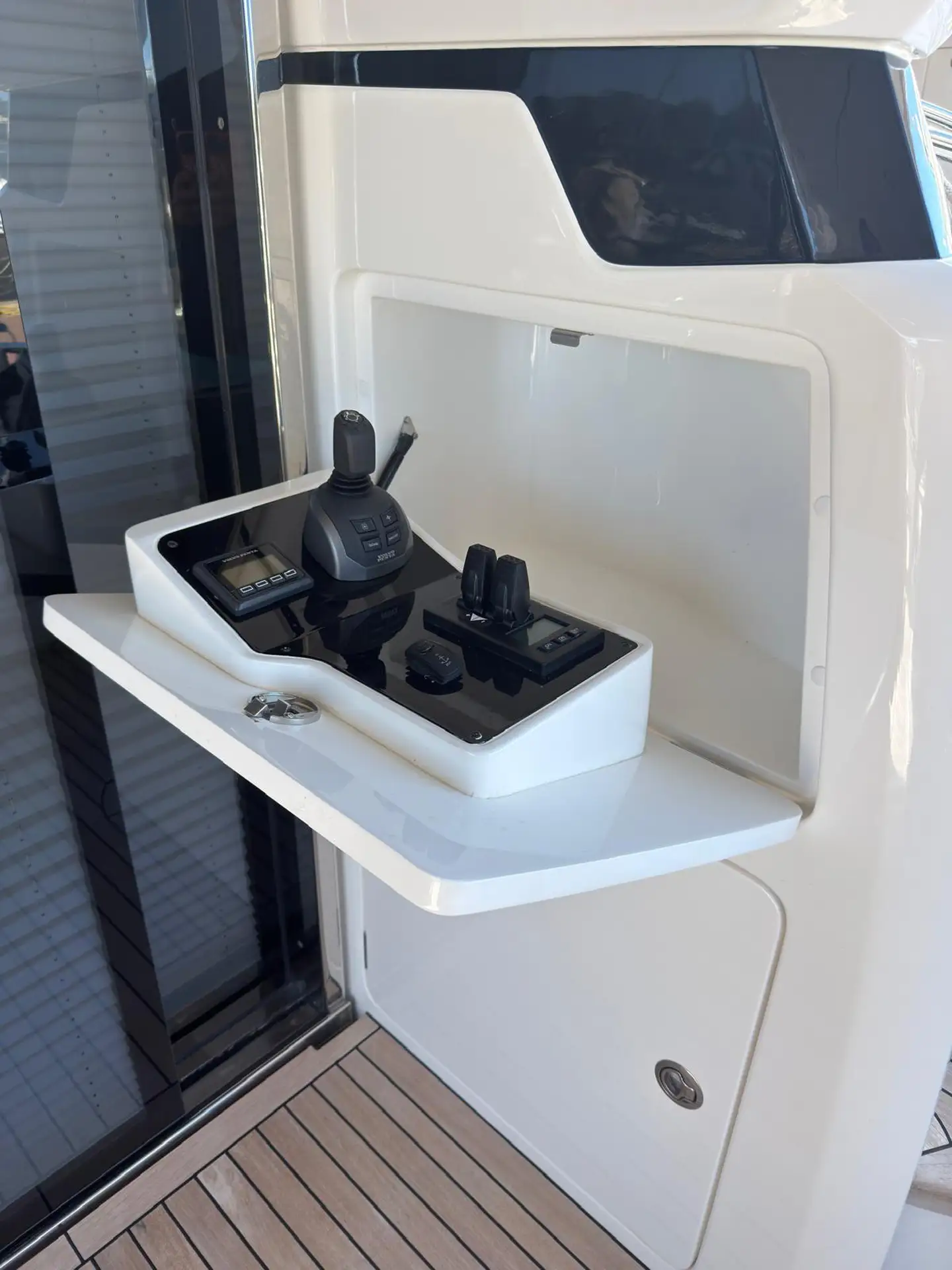 13_Avcon_Yacht_F55_202_Flybridge_Control_Panel
