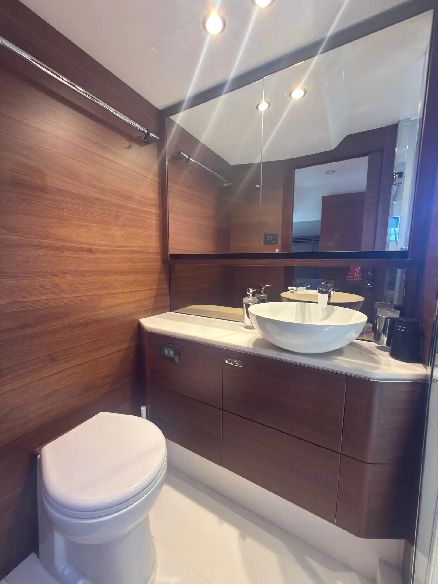 33_Avcon_Yacht_F55_202_Vip_Ensuite_Vanity
