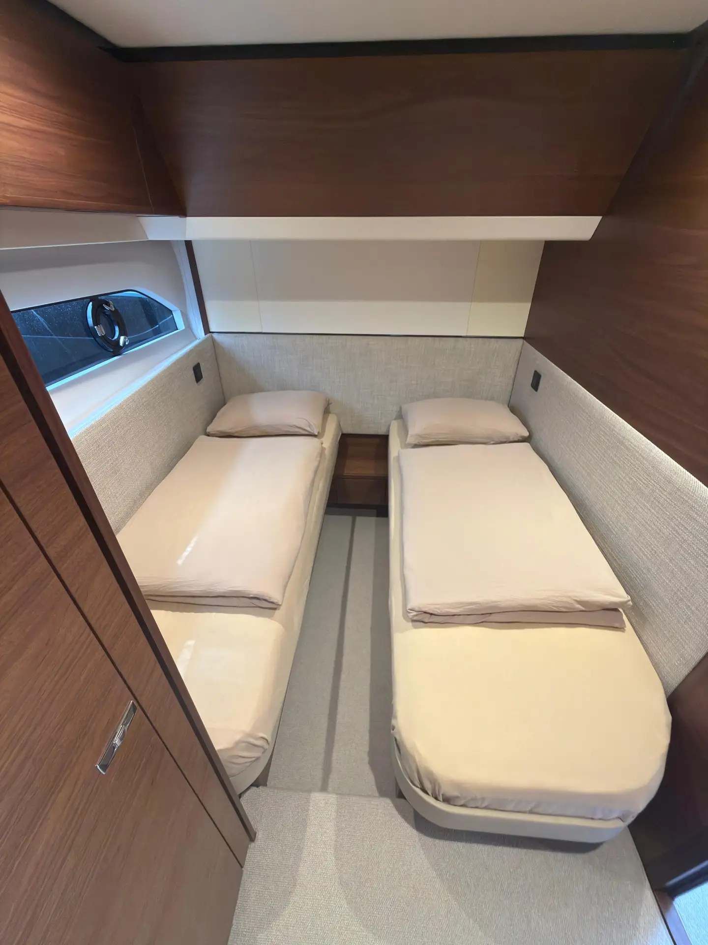 35_Avcon_Yacht_F55_202_Twin_Cabin_Beds