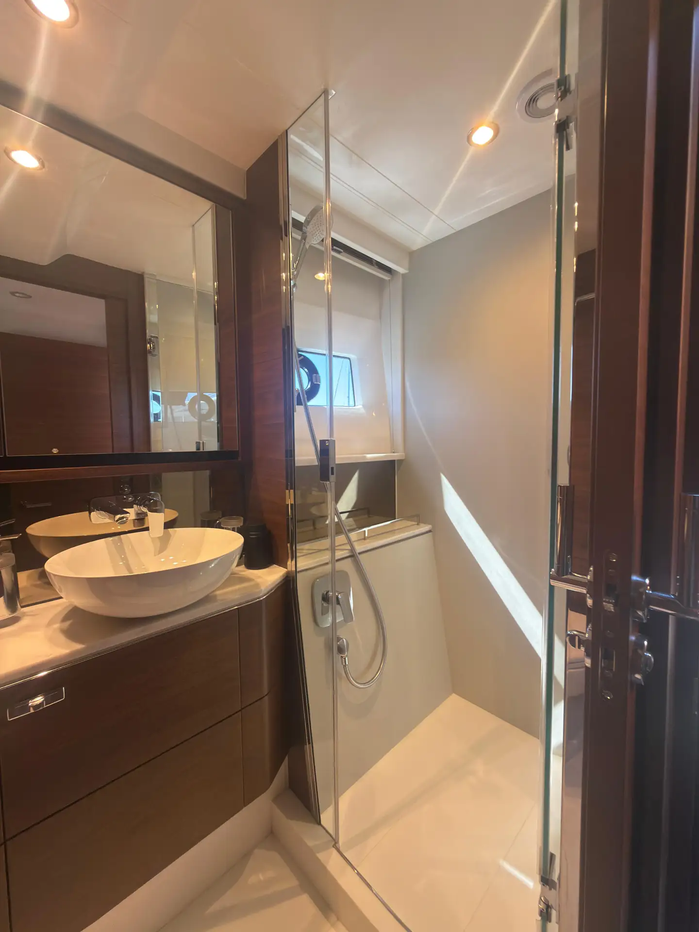 38_Avcon_Yacht_F55_202_Twin_Cabin_Ensuite_Sink_Mirror