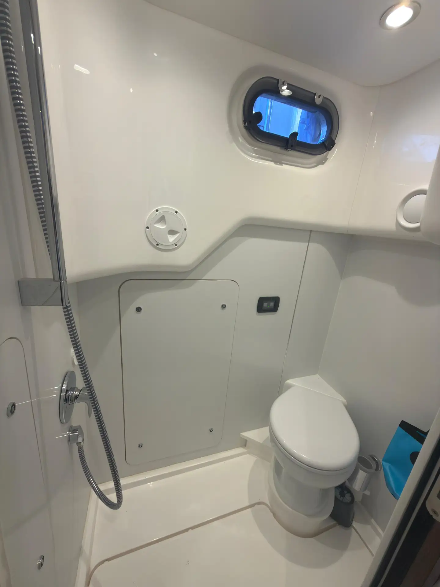 41_Avcon_Yacht_Crew_Ensuite_Bathroom