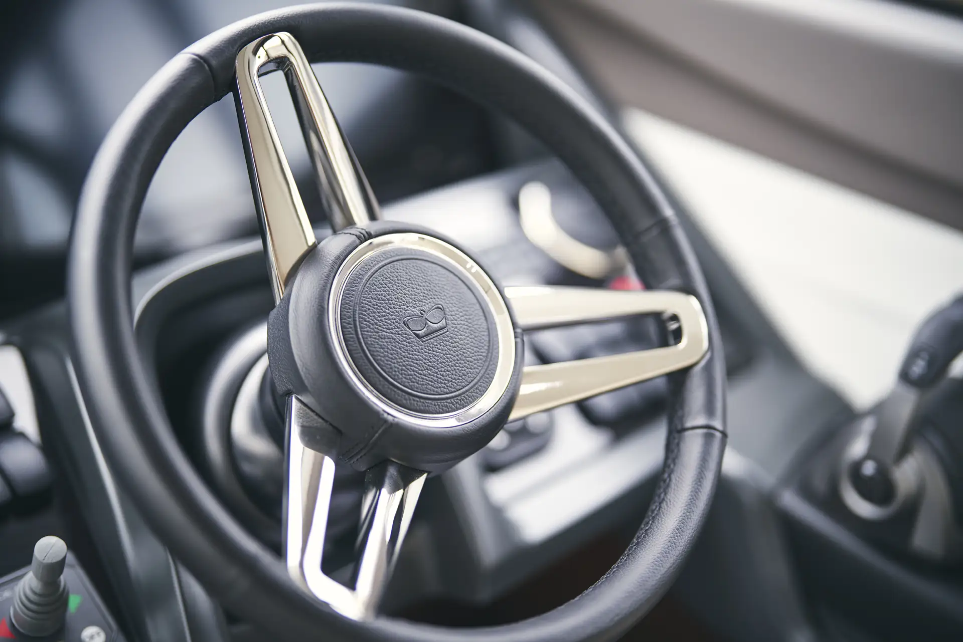 f50-interior-helm-wheel-detail-walnut-satin-2022