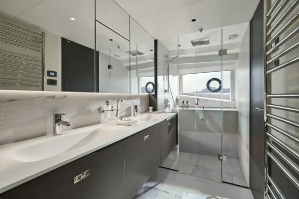 y95-master-bathroom-1-rt